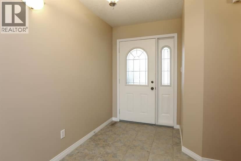 429 S 2 Street W, Magrath, photo 3