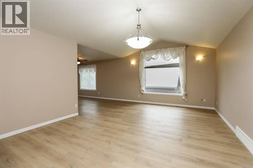 429 S 2 Street W, Magrath, photo 4