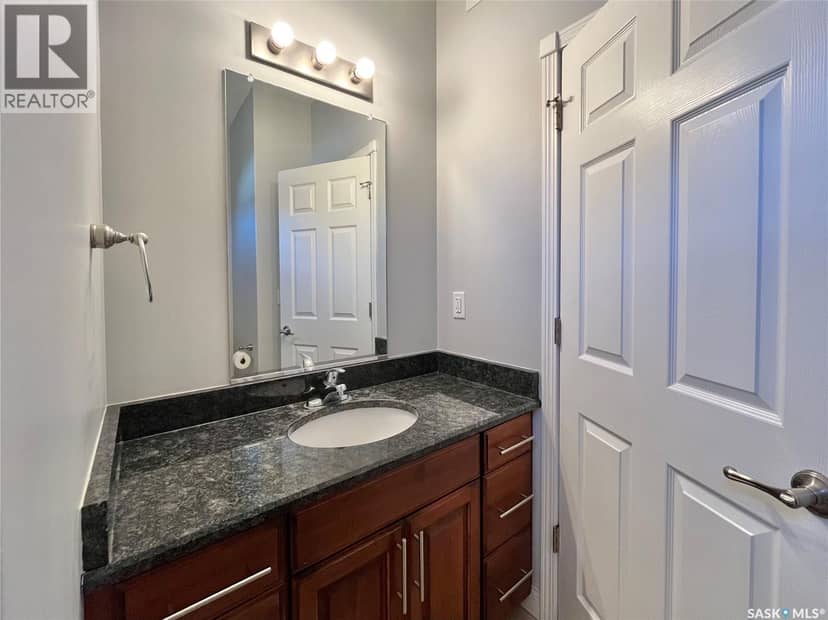 38 McKenzie LANE, White City, photo 5
