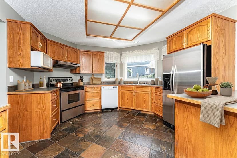 221 Ockenden Pl NW, Edmonton, photo 2