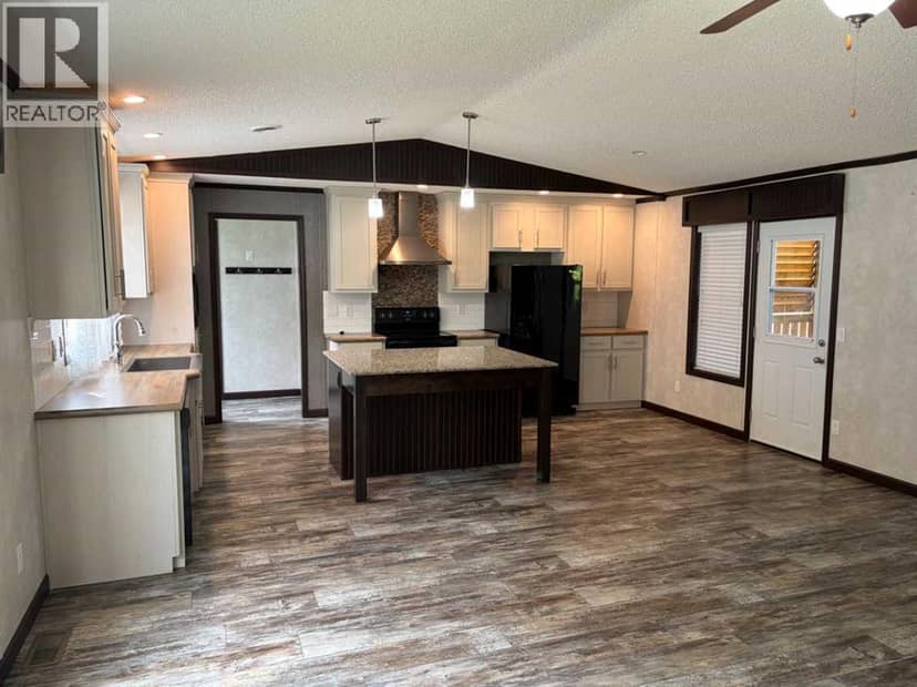 10 2 Street W, Faust, photo 3