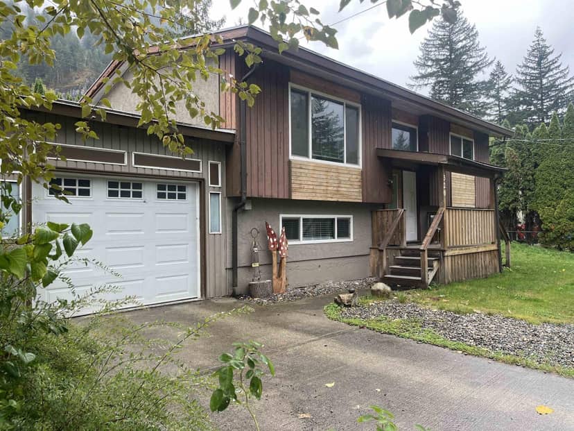 320 ROBERTSON CRESCENT, Hope, Hope