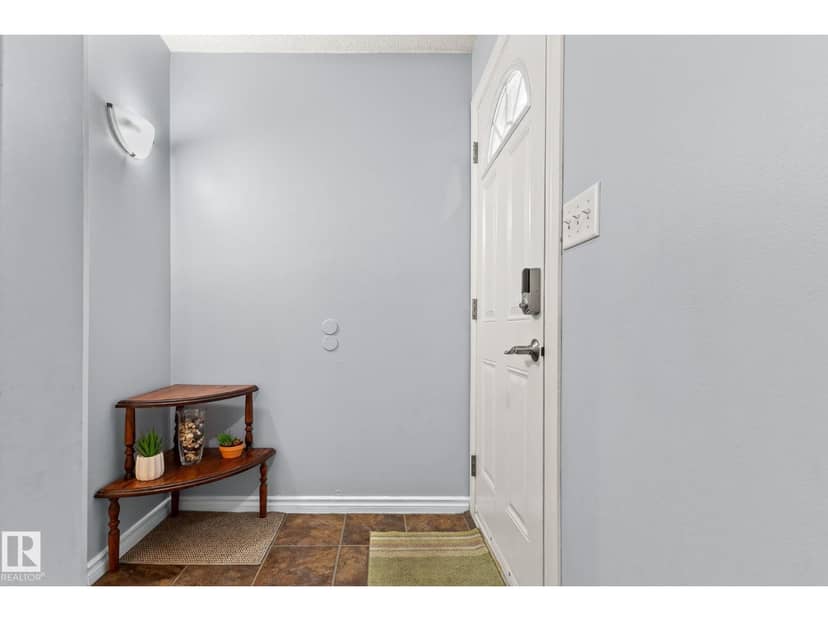 582 Lakewood Rd N NW, Edmonton, photo 4