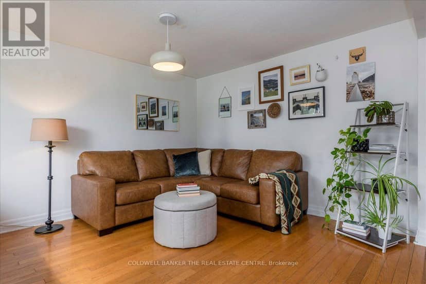 18 Agnes Street, Barrie, photo 3