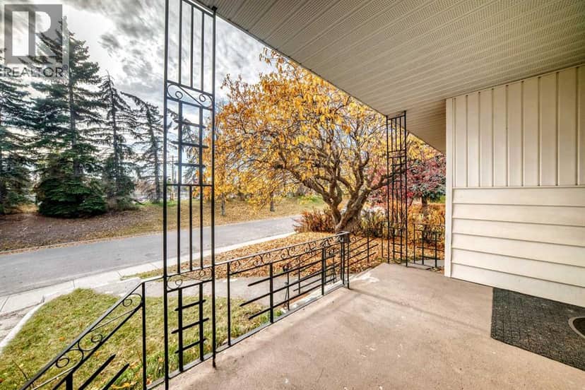 2208 Capitol Hill Crescent NW, Calgary, photo 2