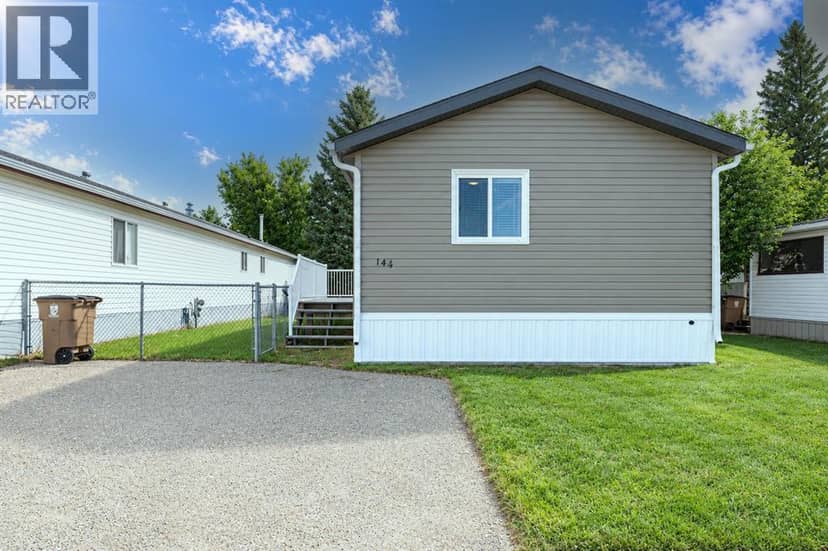 144 Birch Street W, Brooks, photo 2