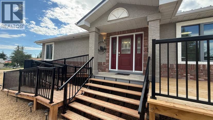 307 4 Avenue W, Hanna, photo 2
