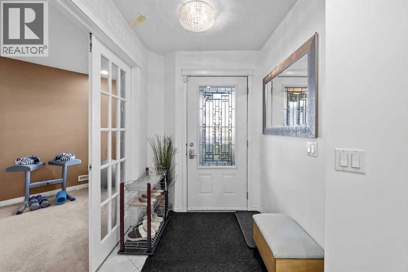 203 St Moritz Drive SW, Calgary, photo 2