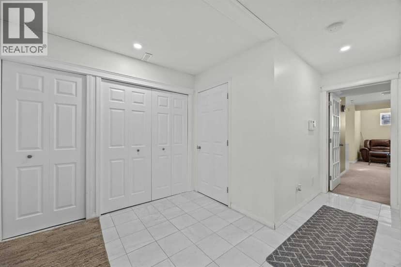 203 St Moritz Drive SW, Calgary, photo 5