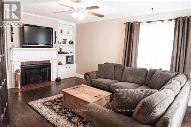 81 Wellington Street E, Barrie, photo 2