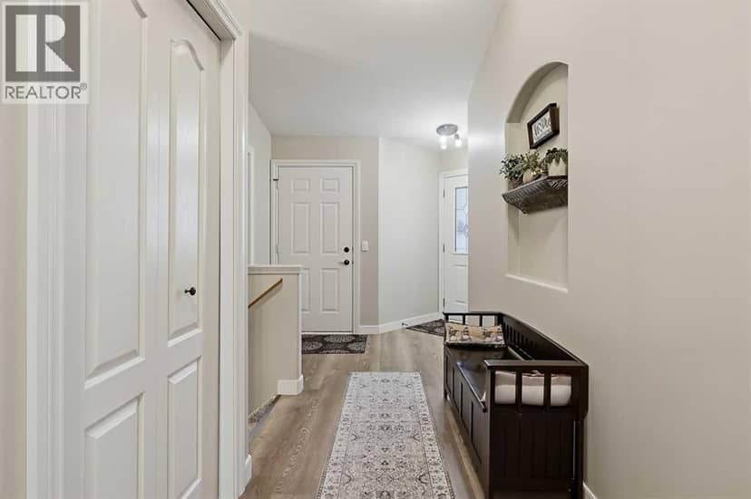 118 Whispering Way, Vulcan, photo 3