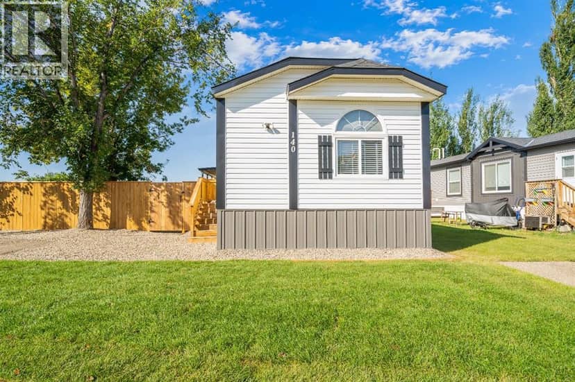 140 Birch Street W, Brooks, photo 2