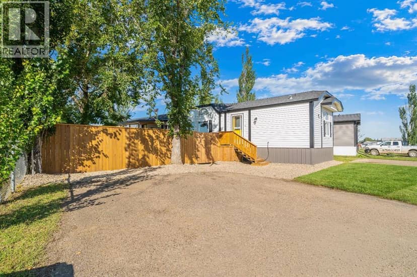 140 Birch Street W, Brooks, photo 3