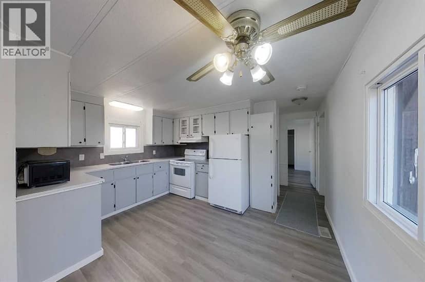 301 8 Street SW, Slave Lake