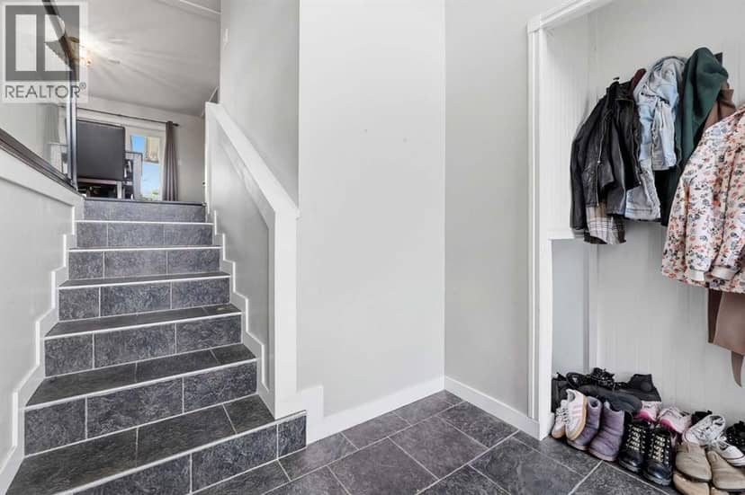 28 Newlands Avenue, Red Deer, photo 2