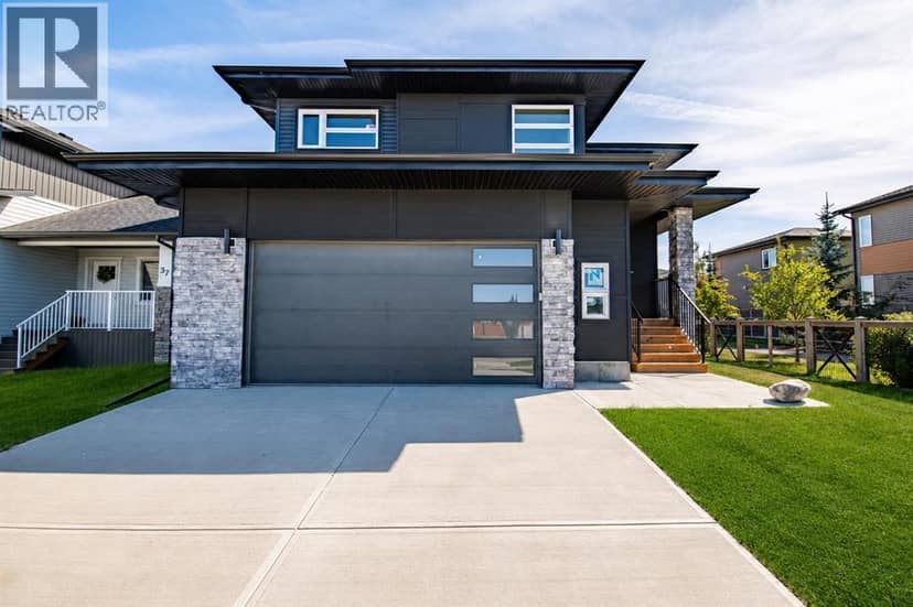 33 Thatcher Avenue, Red Deer, photo 2
