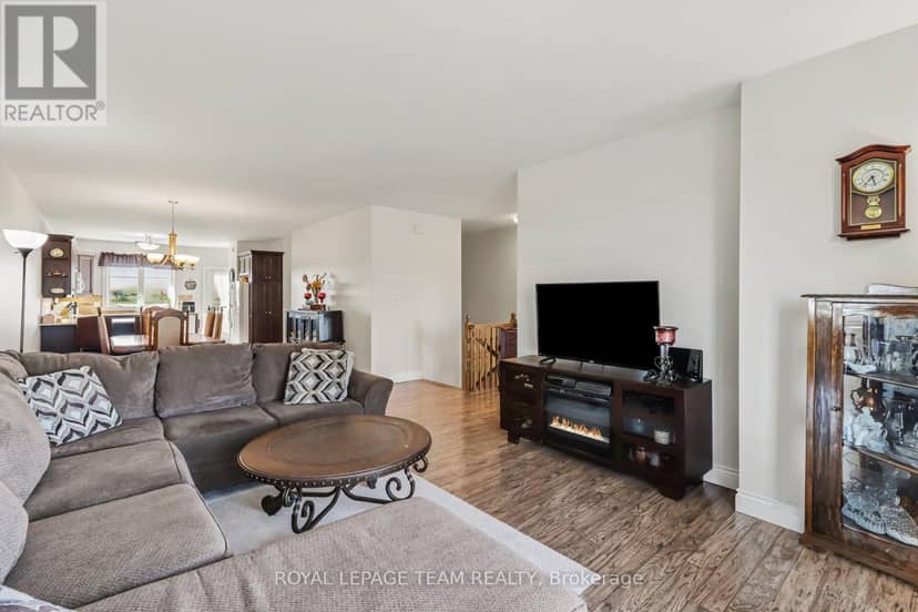 624 St Lawrence Street, North Dundas, photo 5