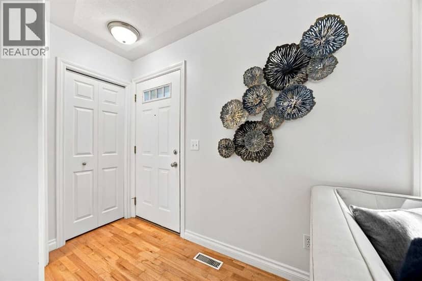 172 Somme Manor SW, Calgary, photo 4