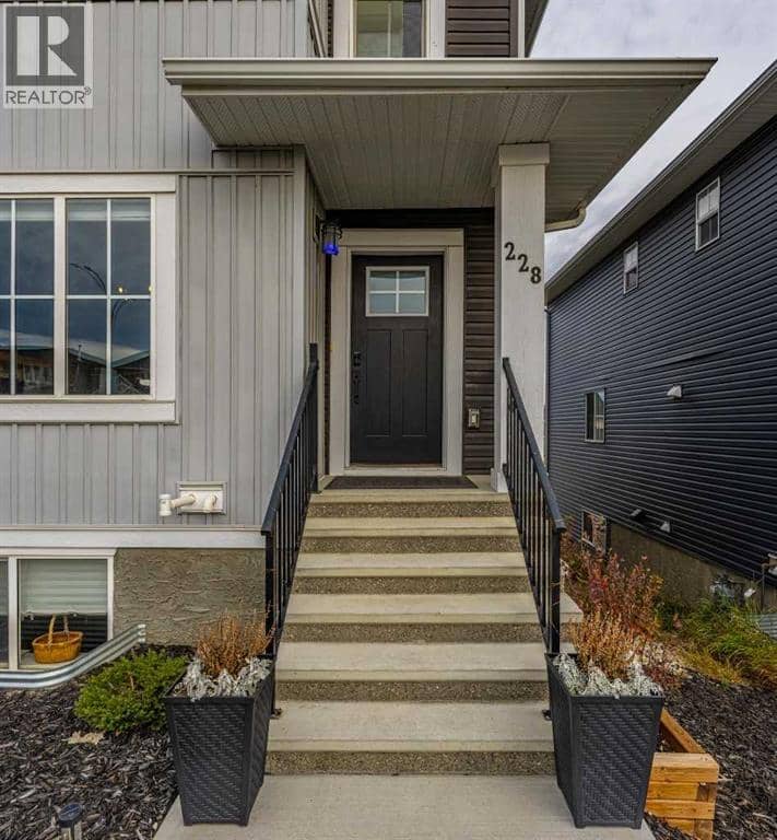228 River Heights Drive, Cochrane, photo 2