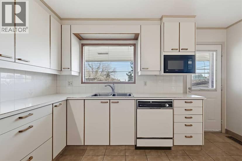 8252 7 Street SW, Calgary, photo 4