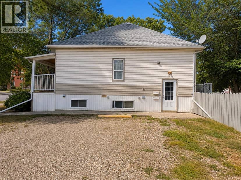 804 8 Street SE, Medicine Hat, photo 3