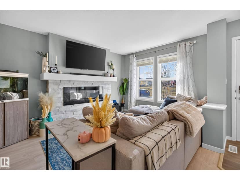1047 Paisley Dr SW, Edmonton, photo 2