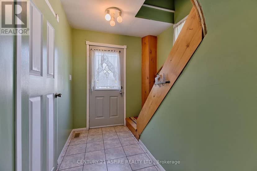 503 Moffat Street, Pembroke, photo 2