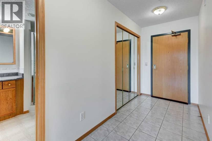 220, 7229 SIerra Morena Boulevard SW, Calgary, photo 3