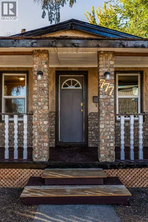 777 7 Street SE, Medicine Hat, photo 2