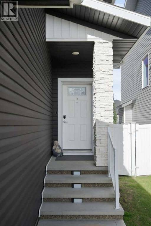 61 Lindman Avenue, Red Deer, photo 2
