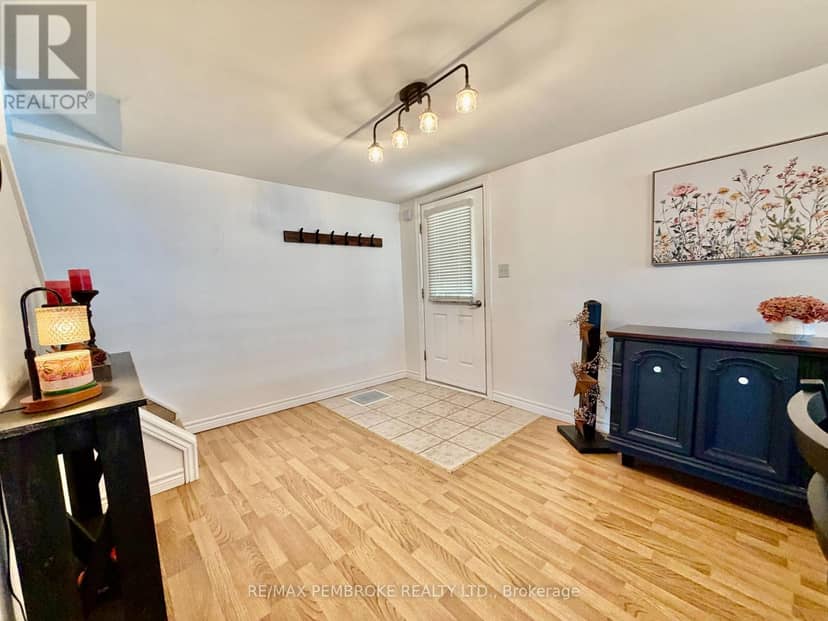 1081 Bronx Street, Pembroke, photo 2