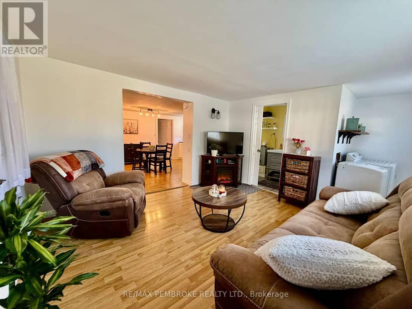 1081 Bronx Street, Pembroke, photo 8