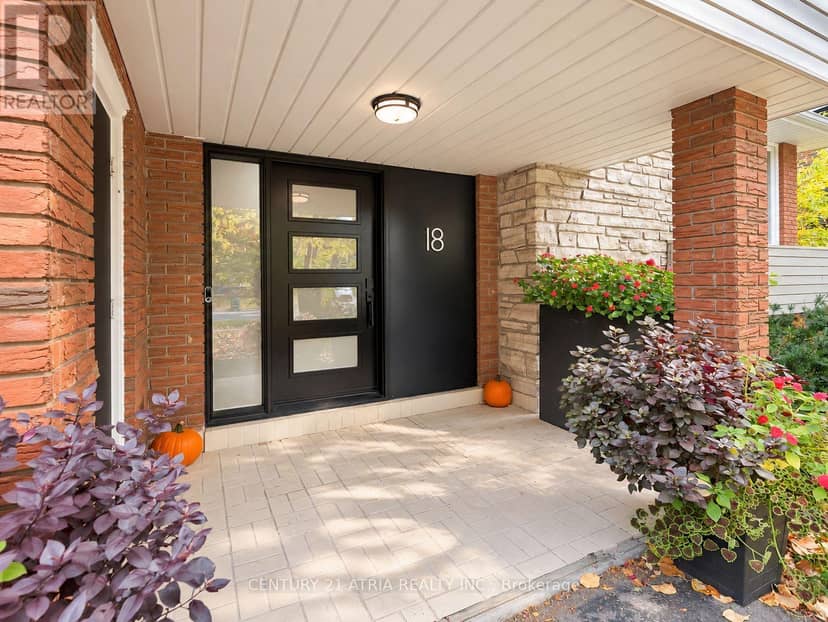 18 Castledene Crescent, Toronto, photo 3
